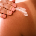 Tanmaxxing : cette tendance  est-elle dangereuse pour la peau?